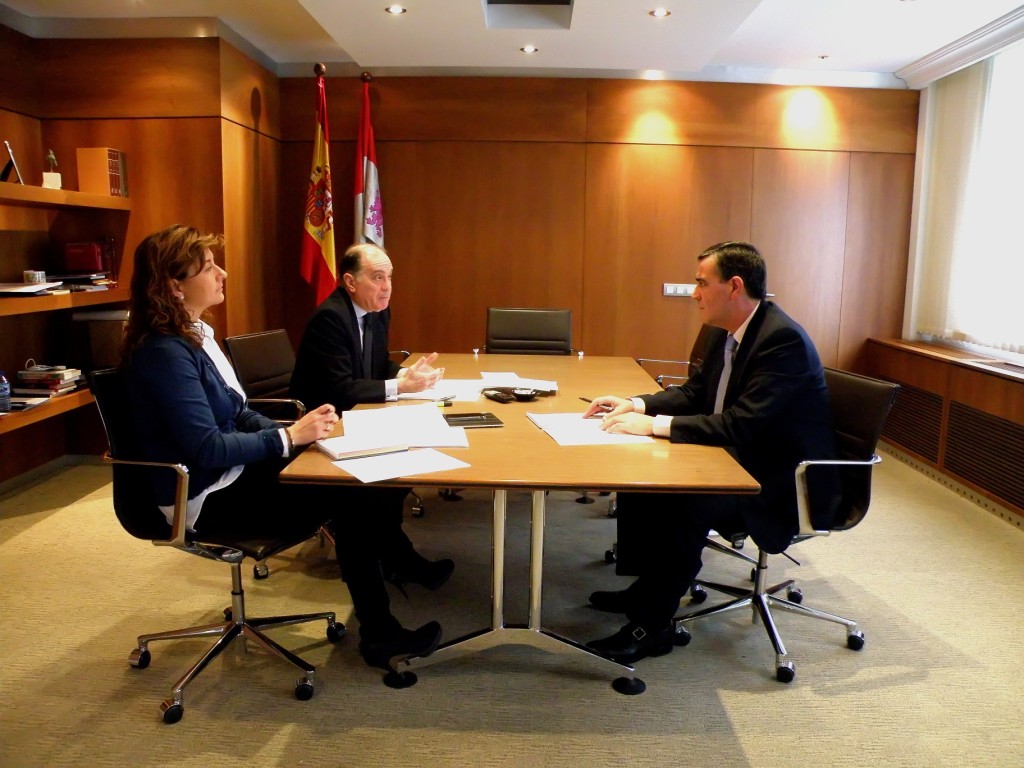 EL PRESIDENTE DE LA DIPUTACIÓN SE REÚNE CON EL CONSEJERO DE ECONÓMIA Y EMPLEO PARA BUSCAR FÓRMULAS DE COLABORACIÓN Y COORDINACION PARA LAS CONVOCATORIAS DE LAS AYUDAS PARA EL SECTOR EMPRESARIAL Y EL FOMENTO DEL EMPLEO
